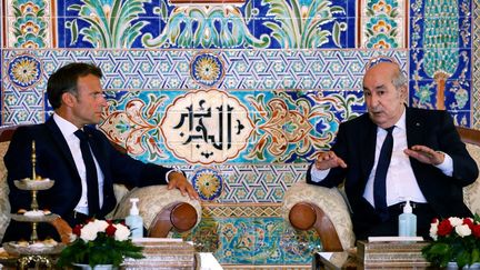 Le président français Emmanuel Macron et le président algérien Abdelmadjid Tebboune&nbsp;dans un salon VIP de l'aéroport d'Alger, le 25 août 2022. (LUDOVIC MARIN / AFP)