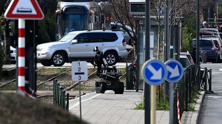 Un robot dans la commune de Schaerbeek, Bruxelles lors d'une opération de déminage&nbsp;le 25 mars 2016 (PATRIK STOLLARZ / AFP)