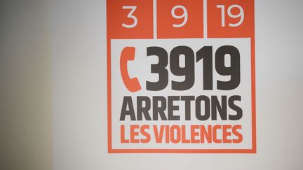 Numéro de téléphone d'urgence (39 19) pour lutter contre les violences&nbsp;conjugale. Le 3 septembre 2019 à l'hôtel Matignon, lors du Grenelle des violences conjugales. (ERIC FEFERBERG / AFP)