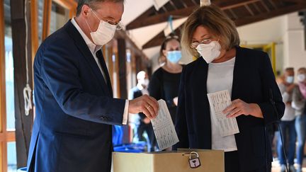 Le candidat de la CDU, Amin Laschet, vote à Aix-la-Chapelle, en Allemagne, lors des élections législatives, dimanche 26 septembre 2021. (AFP)