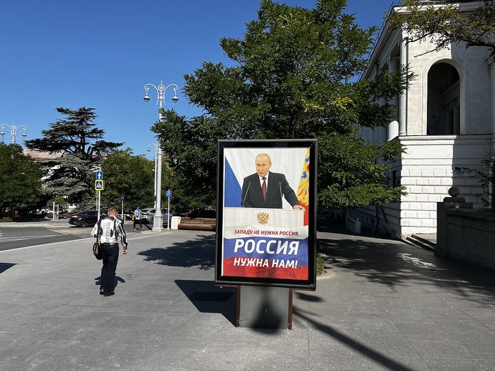 Sur cette affiche prise en photo fin septembre 2023 à Sébastopol, on peut lire sous la photo de Vladimir Poutine : "L'Occident n'a pas besoin de la Russie. Nous avons besoin de la Russie." (SYLVAIN TRONCHET / RADIO FRANCE)