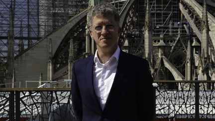 Philippe Jost devant le chantier de Notre-Dame de Paris. (ROMARIC TOUSSAINT / ETABLISSEMENT PUBLIC REBATIR NOTRE-DAME DE PARIS)