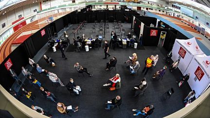 Le centre de vaccination de&nbsp;Rennes, au stade Robert Poirier, le 7 avril 2021. (DAMIEN MEYER / AFP)