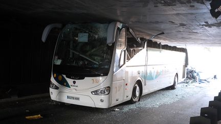 Le bus encastr&eacute; dans le tunnel de La Madeleine (Nord), dimanche 26 juillet 2015. (AFP)