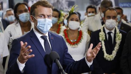 Le chef de l'Etat, Emmanuel Macron, en visite dans un hôpital à&nbsp;Papeete, en Polynésie française, le 25 juillet 2021. (LUDOVIC MARIN / AFP)