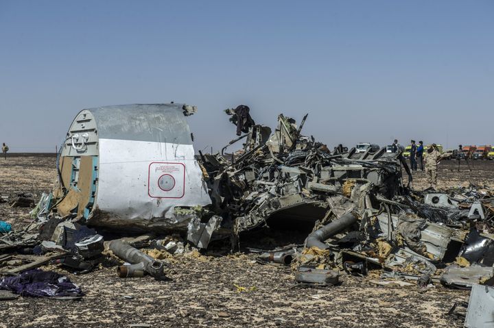 Un morceau de la carlingue de l'Airbus A321 de la compagnie russe Metrojet&nbsp;disparus sur le site du crash&nbsp;dans le désert du Sinaï (Egypte), le 1er novembre 2015.&nbsp; (KHALED DESOUKI / AFP)