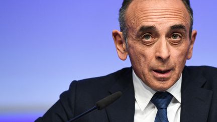 Eric Zemmour, s'adresse aux partisans du parti Reconquête ! à Paris, le 10 avril 2022, après l'annonce des résultats&nbsp;du premier tour de l'élection présidentielle. (BERTRAND GUAY / AFP)