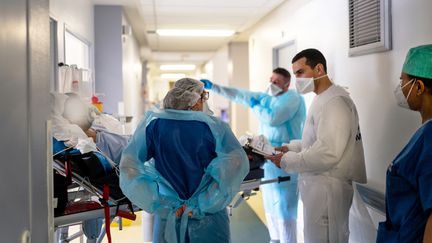 Des soignants à l'hôpital Saint-Camille de Bry-sur-Marne, dans le Val-de-Marne, le 21 avril 2021. (ALINE MORCILLO / HANS LUCAS / AFP)