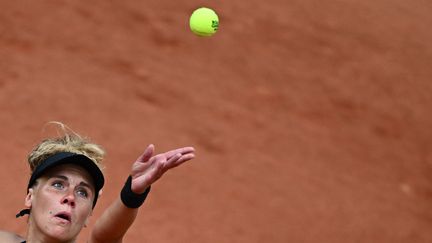 La Française Léolia Jeanjean sert face à la Tchèque Karolina Pliskova durant le 2e tour de Roland-Garros, le 26 mai 2022. (ANNE-CHRISTINE POUJOULAT/AFP)