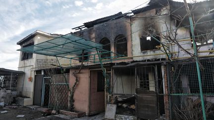 Une maison de campagne dans la banlieue d'Odessa, dans le sud de l'Ukraine, subit les conséquences d'un incendie provoqué par l'épave d'un drone russe abattu le 27 décembre 2023. (NINA LYASHONOK / NURPHOTO / AFP)