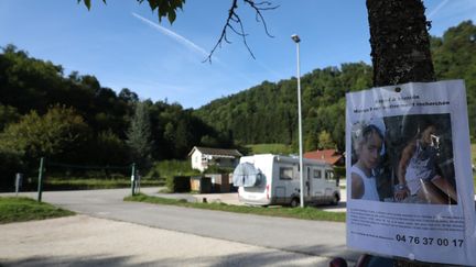 Des affichettes pour retrouver Maëlys ont été déposées autour du lac d'Aiguebelette (Savoie). (MAXPPP)