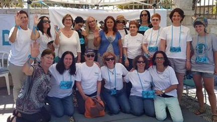 Jeûne collectif du mouvement «Les femmes œuvrent pour la paix», le 8 juillet 2015, sous la tente installée près de la résidence du Premier ministre Benjamin Netanyahu. (Capture d&#039;écran Géopolis)