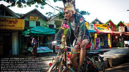 «Le style punk a commencé émerger en Birmanie au temps de la révolution Safran, vers 2007, lorsque d'immenses processions de moines aux pieds nus ont envahi les rues des villes, partout dans le pays, pour défier les lois militaires. Ce fut un tournant décisif pour le mouvement démocratique et, malgré la façon brutale avec laquelle il prit fin, il donna du courage aux dissidents de toutes sortes, dont les punks… Aujourd'hui, les punks birmans n'ont plus à se cacher, leur originalité peut éclater, d'autant que la vie traditionnelle birmane a aussi quelque chose d 'une bacchanale qui résonne facilement avec la provocation et l'exhibitionnisme punk.» (Peter Popham/ Daniele Tamagni)