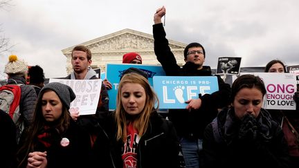 Des jeunes manifestants se regroupent devant la Cour Suprême. (JAMES LAWLER DUGGAN / REUTERS)