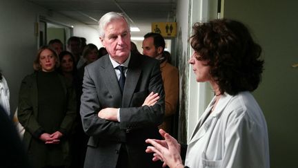 Le Premier ministre, Michel Barnier, s'entretient avec une soignante à la Maison des femmes de l'AP-HP, à Paris, le 25 novembre 2024. (DIMITAR DILKOFF / AFP)