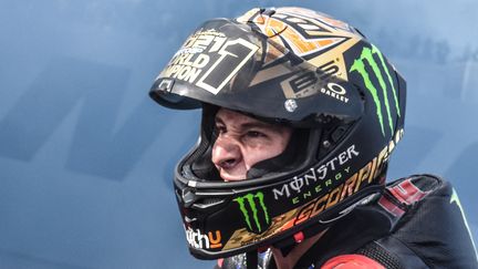 Huit mois après la séparation des Daft Punk, Fabio Quartararo remet le casque à la mode.&nbsp;Grande première pour un Français, il est sacré champion du monde de MotoGP, le 24 octobre 2021. (ANDREAS SOLARO / AFP)