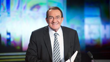 Jean-Pierre Pernaut sur le plateau du JT de TF1, à Boulogne-Billancourt (Hauts-de-Seine), le 13 février 2015. (MARTIN BUREAU / AFP)