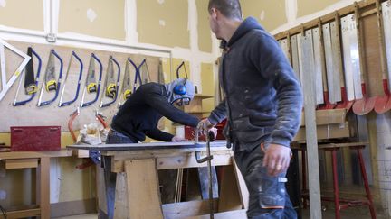 Apprentis dans le CFA des métiers du BTP du Gard, à Méjannes-lès-Alès, en février 2020. (GUILLAUME BONNEFONT / MAXPPP)