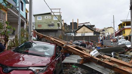 Le passage du cyclone Chido a durement frappé l'archipel français de l'océan Indien, anéantissant habitations et infrastructures. Le réseau téléphonique est également rompu, ce qui renforce l'angoisse des familles qui tentent de joindre leurs proches portés disparus.