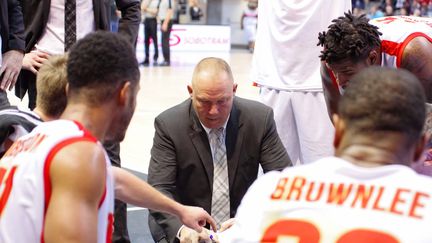 Les joueurs de l'Elan Chalon, autour de leur entraîneur Jean-Denys Choulet.  (CITIZENSIDE/JEAN-MARC LEQUIME / CITIZENSIDE.COM)