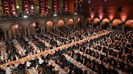 Le banquet en l'honneur des lauréats du prix Nobel 2022, après la cérémonie de remise des prix le 10 décembre 2022, à Stockholm, en Suède. (JONATHAN NACKSTRAND / AFP)