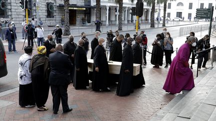 L'archevêque anglican Thabo Makgoba (à droite)&nbsp;précède&nbsp;les porteurs du cercueil de Desmond Tutu, le 30 décembre 2021 à la cathédrale Saint-Georges du Cap (Afrique du Sud). (GIANLUIGI GUERCIA / AFP)