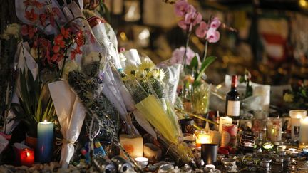 Des fleurs et des bougies déposées devant le Bataclan en hommage aux victimes de l'attentat du 13-Novembre revendiqué par l'Etat islamique, le 16 novembre 2015 à Paris. (STEPHANE ALLAMAN / SIPA)