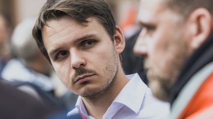 LFI-Abgeordneter Hugo Prevost, 15. September 2024 während der weißen Parade in Grenoble zu Ehren der Stadtagentin Lilian Dejean. (LE DAUPHINE/MAXPPP)