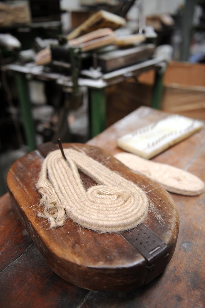 Fabrication d'une espadrille à Mauléon, 2012
 (GAIZKA IROZ / AFP)