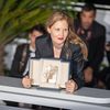 La réalisatrice Justine Triet pose avec sa Palme d'or, le 27 mai 2023, à Cannes (Alpes-Maritimes). (ROLAND MACRI / AFP)