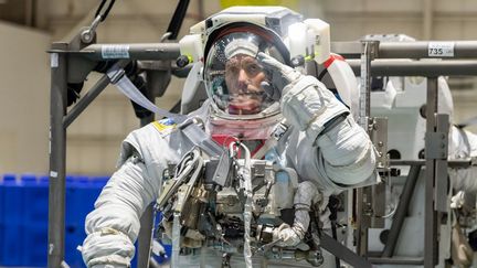 Le Français Thomas Pesquet en scaphandre lors d'une séance d'entraînement, à Houston (Texas, Etats-Unis), le 19 juin 2020. (BILL STAFFORD / NASA / AFP)