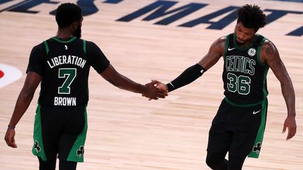 Jaylen Brown et Marcus Smart (Boston Celtics) (MICHAEL REAVES / GETTY IMAGES NORTH AMERICA)