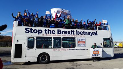 Le bus qui accompagne les manifestantst de la "March for Leave", la marche des pro-Brexit. (MARIE-PIERRE VEROT / RADIO FRANCE)