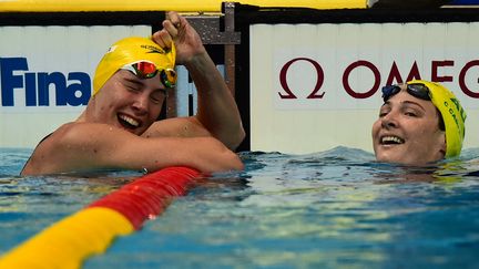 Bronte et Cate Campbell, médaillées d'or et de bronze du 100m NL (CHRISTOPHE SIMON / AFP)