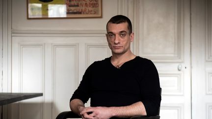L'artiste russe Piotr Pavlenski lors d'une interview à Paris, le 14 février 2020. (LIONEL BONAVENTURE / AFP)