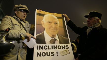 Des Parisiens rendent hommage &agrave; St&eacute;phane Hessel place de la Bastille, le 27 f&eacute;vrier 2013 &agrave; Paris. (KENZO TRIBOUILLARD / AFP)