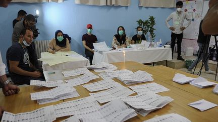 Dépouillement&nbsp;dans un bureau de vote après la fin des élections générales à Alger, le 12 juin 2021.&nbsp; (MOUSAAB ROUIBI / ANADOLU AGENCY)