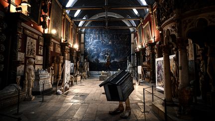 Vue générale de la chapelle de l'Ecole Nationale Supérieure des Beaux-Arts où les œuvres des élèves (au premier plan) sont exposées avec des copies de chefs-d'œuvre plus anciens à Paris le 30 juin 2022. (CHRISTOPHE ARCHAMBAULT / AFP)