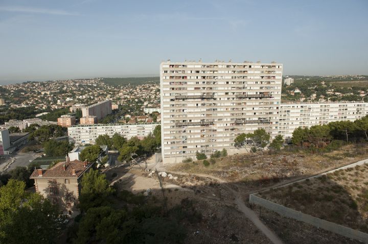 La cité Kalliste, à Marseille. Kalliste est l'une des cités les plus pauvres dans la ville, utilisée comme une base pour le trafic de drogue à grande échelle.&nbsp; (STEVEN WASSENAAR / HANS LUCAS VIA AFP)