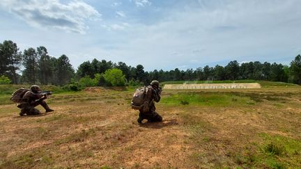 Les "marsouins" réservistes de la 12e compagnie du 2e Régiment d'Infanterie de Marine, sur le pas de tir de Champagné, près du Mans (Sarthe), en mai 2023. (ERIC BIEGALA / RADIO FRANCE)