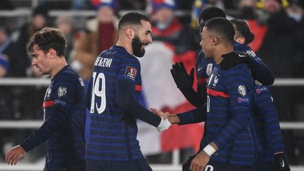 Karim Benzema et Kylian Mbappé célèbrent le but du premier contre la Finlande, le 16 novembre à Helsinki. (FRANCK FIFE / AFP)