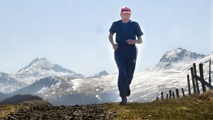 Le Cantalien Charly Bancarel qui s'entraîne ici en 2019, sera une nouvelle fois le doyen du marathon de Paris en 2023. (CHRISTIAN STAVEL / MAXPPP)