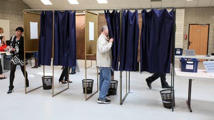 Un homme vote &agrave; Lille (Nord), &agrave; l'occasion du second tour des &eacute;lections municipales, le 30 mars 2014. (THIERRY THOREL / CITIZENSIDE / AFP)