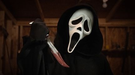 Le tueur de "Scream" avec le fameux masque, dans le cinquième opus de la saga qui sort en salles mercredi 12 janvier 2022. (Paramount Pictures)