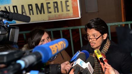 Sanjay Mirabeau, l'avocat de Dieudonn&eacute;, le 22 janvier 2014, &agrave; sa sortie de la gendarmerie de Dreux (Eure-et-Loir) o&ugrave; son client a &eacute;t&eacute; plac&eacute; en garde &agrave; vue. (PIERRE ANDRIEU / AFP)