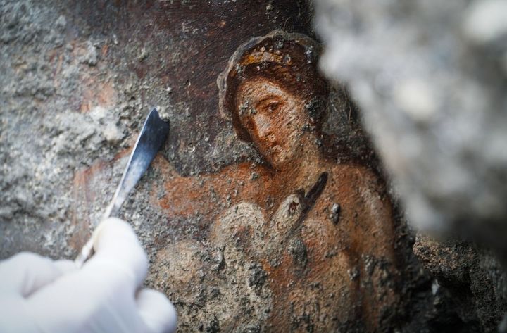 La reine de Sparte Léda dans la fresque érotique découverte à Pompéi.
 (Cesare Abbate/PHOTOSHOT/MAXPPP)