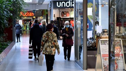 Des clients déambulent dans le centre commercial Centre 2 de Saint-Étienne (Loire), le 28 novembre 2020. (REMY PERRIN / MAXPPP)