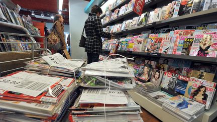 Chez un marchand de journaux de Nantes, le 7 f&eacute;vrier 2013. (FRANK PERRY / AFP)