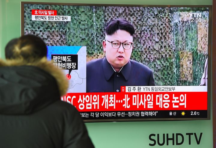 Une télévision diffuse l'intervention du leader nord-coréen Kim Jong-Un, dimanche 12 février 2017 à Séoul (Corée du Sud). (JUNG YEON-JE / AFP)