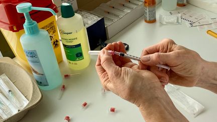 Une infirmière prépare le vaccin contre le Covid-19 dans un centre de vaccination de Périgueux, en Nouvelle-Aquitaine. (EMMANUEL CLAVERIE / FRANCE-BLEU PÉRIGORD)